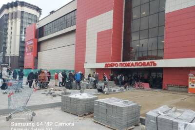 Очереди у воронежских ТЦ собрались в первый день действия QR-кодов - vrn.mk.ru - Воронеж