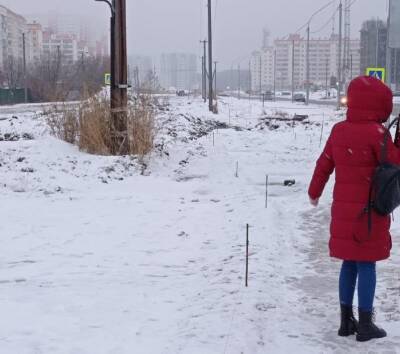 В Новосибирске жители Калининского района запинаются о торчащие острые штыри на тротуарах - sib.fm - Новосибирск - р-н Кировский - район Калининский