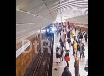 В московском метро мужчина погиб, спасая падающего с платформы человека - ya62.ru - Москва