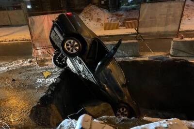Водитель Toyota рухнул в котлован в центре Новосибирска - novos.mk.ru - Новосибирск