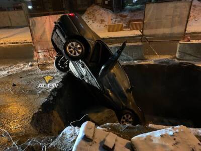 В центре Новосибирска водитель Toyota въехал в котлован - sib.fm - Новосибирск