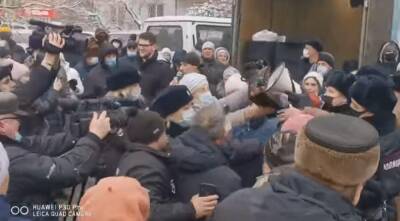 Владимир Кириллов - Потасовка с полицией произошла в ходе митинга из-за сквера на МЖК в Новосибирске - sib.fm - Новосибирск