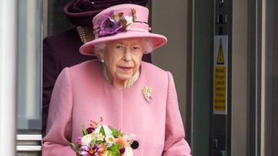 Елизавета II - Спустя три недели после госпитализации королева Елизавета II получила растяжение спины - 5-tv.ru - Англия - Великобритания