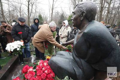 У річницю смерті Армена Джигарханяна на його могилі відкрили незвичайний пам'ятник: як він виглядає - fakty.ua - Украина