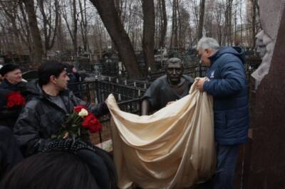 Армен Джигарханян - На Ваганьковском кладбище открыли памятник Армену Джигарханяну - aif.ru - Москва