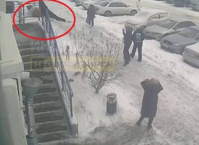 В Новосибирске мужчина упал с высоты 14-го этажа и повис на перилах - ya62.ru - Новосибирск
