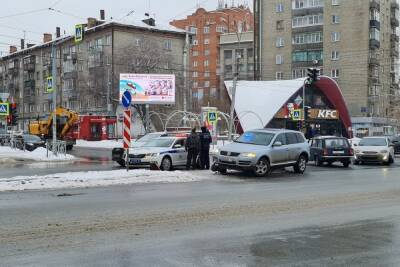 Полицейская Skoda столкнулась с Volkswagen в центре Новосибирска - novos.mk.ru - Новосибирск