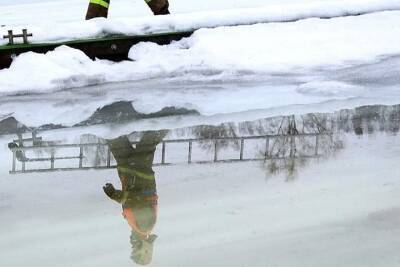 Заполярные спасатели оказали помощь провалившимся под лед северянам - murmansk.mk.ru - Североморск