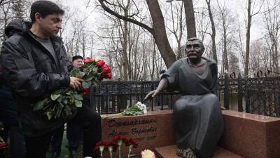 Армен Джигарханян - В Москве открыли памятник Армену Джигарханяну - iz.ru - Москва - Россия - Израиль