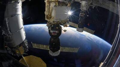 Петр Дубров - Экипаж МКС укроется на корабле из-за космического мусора - iz.ru - Россия - Израиль - Московская обл.