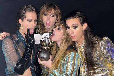 Давид Дамиано - Солист группы Måneskin посетил премию MTV в трусах и чулках - lenta.ru - Италия