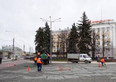 На площади Ленина начали устанавливать новогоднюю ель - ya62.ru - Рязань