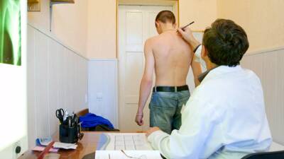 Максим Гончаров - Травматолог Гончаров назвал возможные причины болей в спине - russian.rt.com
