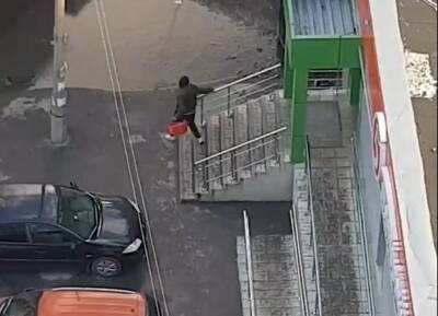 В Рязани попал на видео молодой человек, укравший корзину продуктов из «Пятерочки» - ya62.ru - Рязань