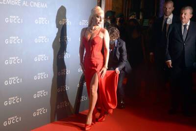 Леди Гага - Леди Гага посетила премьеру фильма о Gucci в старом платье его конкурента - lenta.ru - США