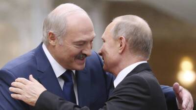 Ангела Меркель - Глава ЕК призвала Путина повлиять на Лукашенко в вопросе с мигрантами - russian.rt.com - Москва - Россия - Германия - Минск - Ляйен