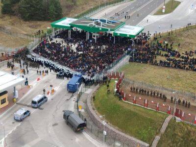 Около двух тысяч мигрантов подошли к КПП на границе Беларуси и Польши - kasparov.ru - Сирия - Белоруссия - Германия - Ирак - Польша - Йемен