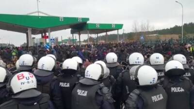 Мария Захарова - Станислав Жарин - Более трех тысяч мигрантов собрались около пункта «Кузница» в Белоруссии - vm.ru - Россия - Белоруссия - Польша