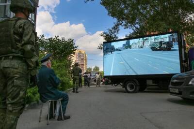 Владимир Иванов - Владелец странного «грузовика-телевизора» объяснил идею: спасаем людей в пандемию - mk.ru - Москва - Новосибирск