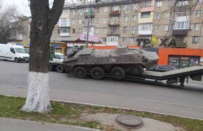 В Харькове транспортируемый в зону ООС БТР упал с платформы (видео) - sharij.net - Украина - Киев - Харьков - Донецкая обл.