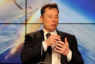 Берни Сандерс - Илон Маск - Акции Tesla обвалились после твита Маска - lenta.ru