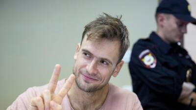 Петр Верзилов - Российский активист Петр Верзилов объявлен в розыск - golos-ameriki.ru - Россия - Греция - Reuters