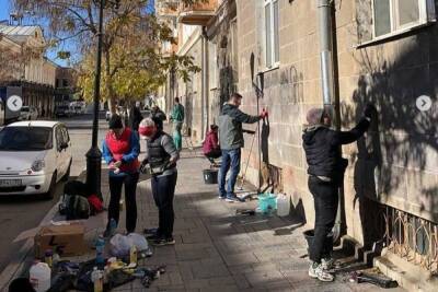 Мария Пермякова - В Астрахани активисты очистили фасад дома в центре города - volg.mk.ru - Астрахань