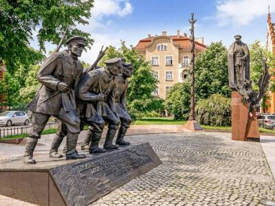 В Польше задержали украинца, разрисовавшего памятник Пилсудскому – СМИ - gordonua.com - Украина - Польша