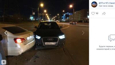 Ford Focus - Два автомобиля Audi Q3 не поделили поворот в сторону Стародеревенской - neva.today - Санкт-Петербург - р-н. Приморский
