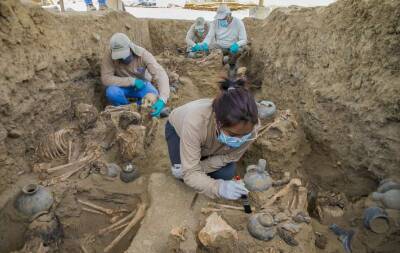 Археологи обнаружили в Перу необычное братское захоронение (Фото) - lenta.ua - Украина - Перу