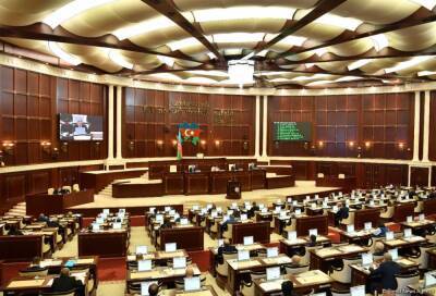 В парламенте Азербайджана начались обсуждения проекта госбюджета на 2022 г. - trend.az - Азербайджан