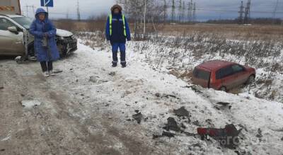 Ford - В Новочебоксарске автоледи на "Митсубиси" отправила одну машину в кювет и подбила фуру - pg21.ru - Новочебоксарск