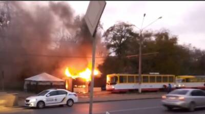Пожар вспыхнул возле остановки в Одессе: очевидцы показали, что сгорело - politeka.net - Украина - Одесса - Одесская обл.