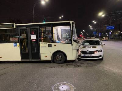 В Киеве маршрутка с пассажирами протаранила такси: кадры с места событий - politeka.net - Украина - Киев