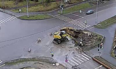 Стало известно, когда устранят огромный провал асфальта в Петрозаводске - gubdaily.ru - Петрозаводск