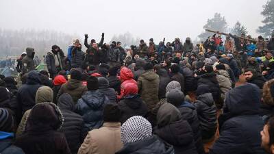 Польские силовики применили водометы и газ против мигрантов на границе - iz.ru - Израиль - Белоруссия - Польша