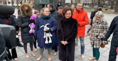 В Вильнюсе босые женщины протестовали у здания правительства Литвы за права детей - anna-news.info - Литва - Вильнюс