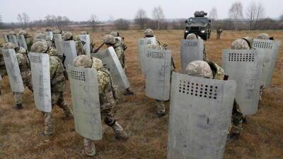 Польская пограничница получила ранение во время штурма границы мигрантами - russian.rt.com - Польша