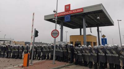 Семеро польских полицейских пострадали на границе с Белоруссией - vm.ru - Белоруссия - Польша