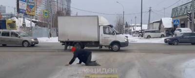 В Новосибирске заметили мужчину, который пересёк дорогу на четвереньках - runews24.ru - Новосибирск