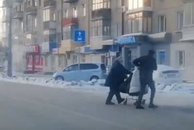 Водитель «Мерседеса» помог перебегавшей дорогу женщине с тележкой в Новосибирске - novos.mk.ru - Новосибирск