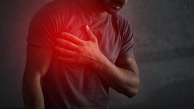 Боль сердечная: кардиолог указал на симптомы сердечного приступа у женщин и мужчин - 5-tv.ru