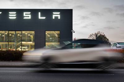 Автомобили Tesla начали резко тормозить - lenta.ru - США - county Ada