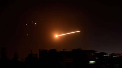 Израильская авиация атаковала объекты в пригороде Дамаска - lenta.ua - Сирия - Дамаск - Украина - Израиль - Сана - Женева
