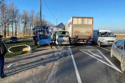 В жёсткой аварии под Анапой столкнулись грузовик, легковушка и трактор - kuban.mk.ru - Анапа