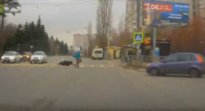 В Воронеже на пешеходном переходе бабушка упала после умышленного толчка в спину (ВИДЕО) - gorcom36.ru - Воронеж