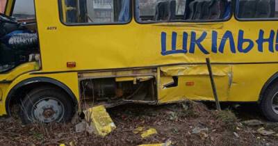 На Львівщині вантажівка в’їхала у шкільний автобус (фото) - 24tv.ua
