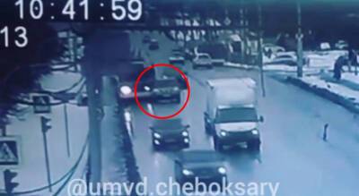 81-летний водитель кроссовера подрезал троллейбус: пострадала пассажирка общественного транспорта - pg21.ru - Россия - Чебоксары