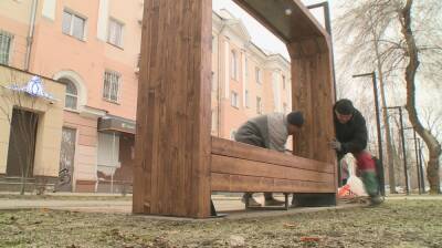 В воронежском сквере установили ещё пять скамеек-рамок - vestivrn.ru - Воронеж