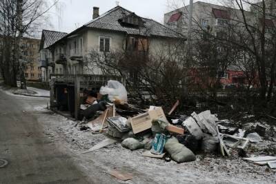 Мусор на контейнерной площадке в Петрозаводске подступает к проезжей части - karel.mk.ru - Петрозаводск - республика Карелия